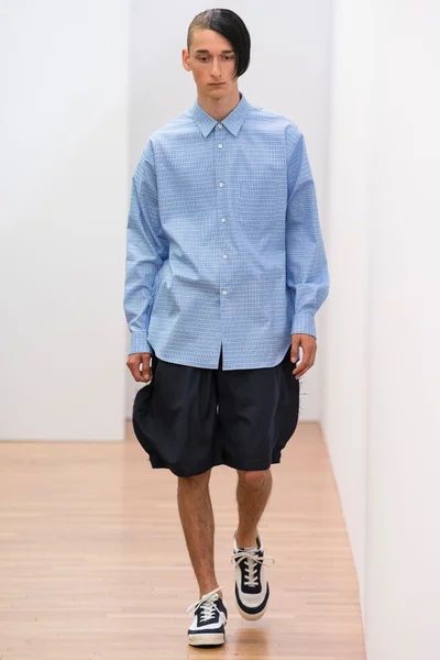 Look 16